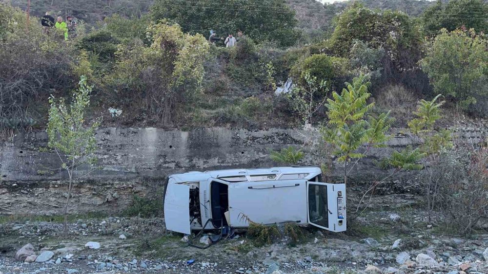 Tosya'da otomobil dereye uçtu: 2 yaralı