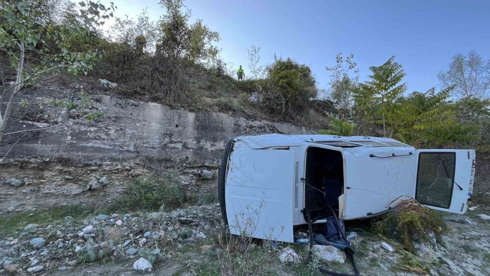 Tosya'da otomobil dereye uçtu: 2 yaralı