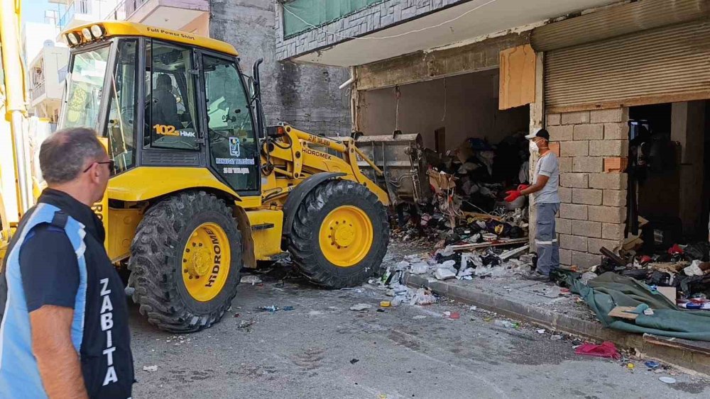 Dükkâna giren zabıta şok oldu! 10 kamyon dolusu çöp çıktı