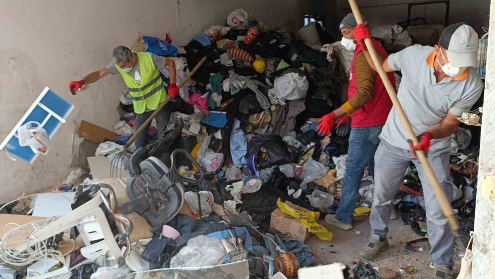 Dükkâna giren zabıta şok oldu! 10 kamyon dolusu çöp çıktı