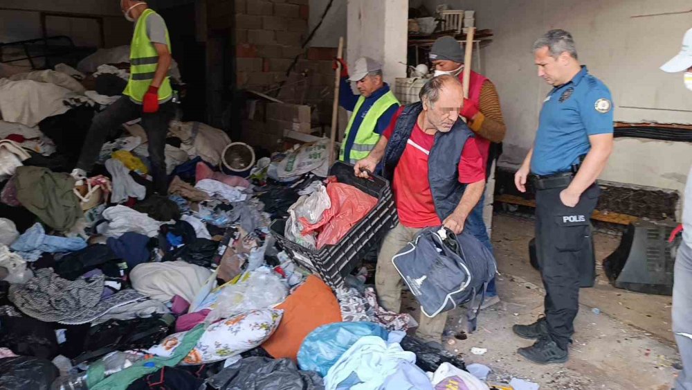 Dükkâna giren zabıta şok oldu! 10 kamyon dolusu çöp çıktı