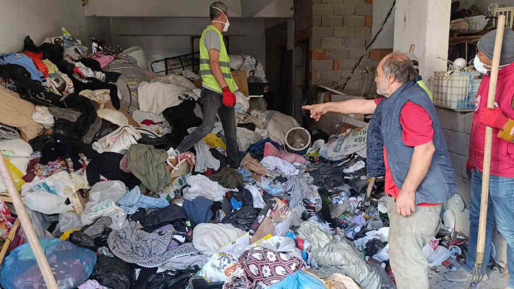 Dükkâna giren zabıta şok oldu! 10 kamyon dolusu çöp çıktı