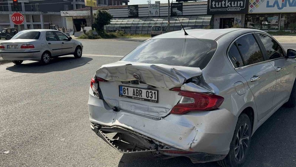 Düzce'de halk otobüsü ile otomobil çarpıştı! Yaralılar var