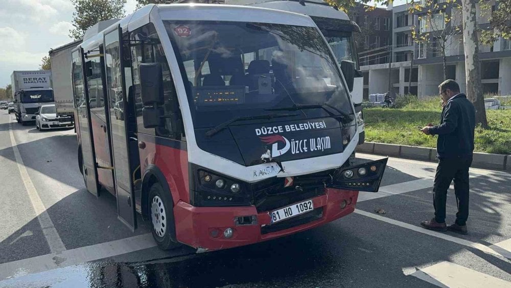 Düzce'de halk otobüsü ile otomobil çarpıştı! Yaralılar var