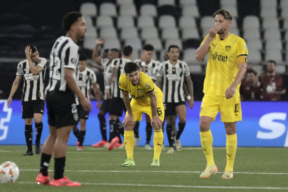 rio-janeiro-brasil-23102024-rodrigo-perez-c-penarol-reacciona-este-miercoles-un-partido-la-copa-libertadores-el-estadio-olimpico-nilton-santos-rio-janeiro-brasil-efeantonio-lacerda.webp