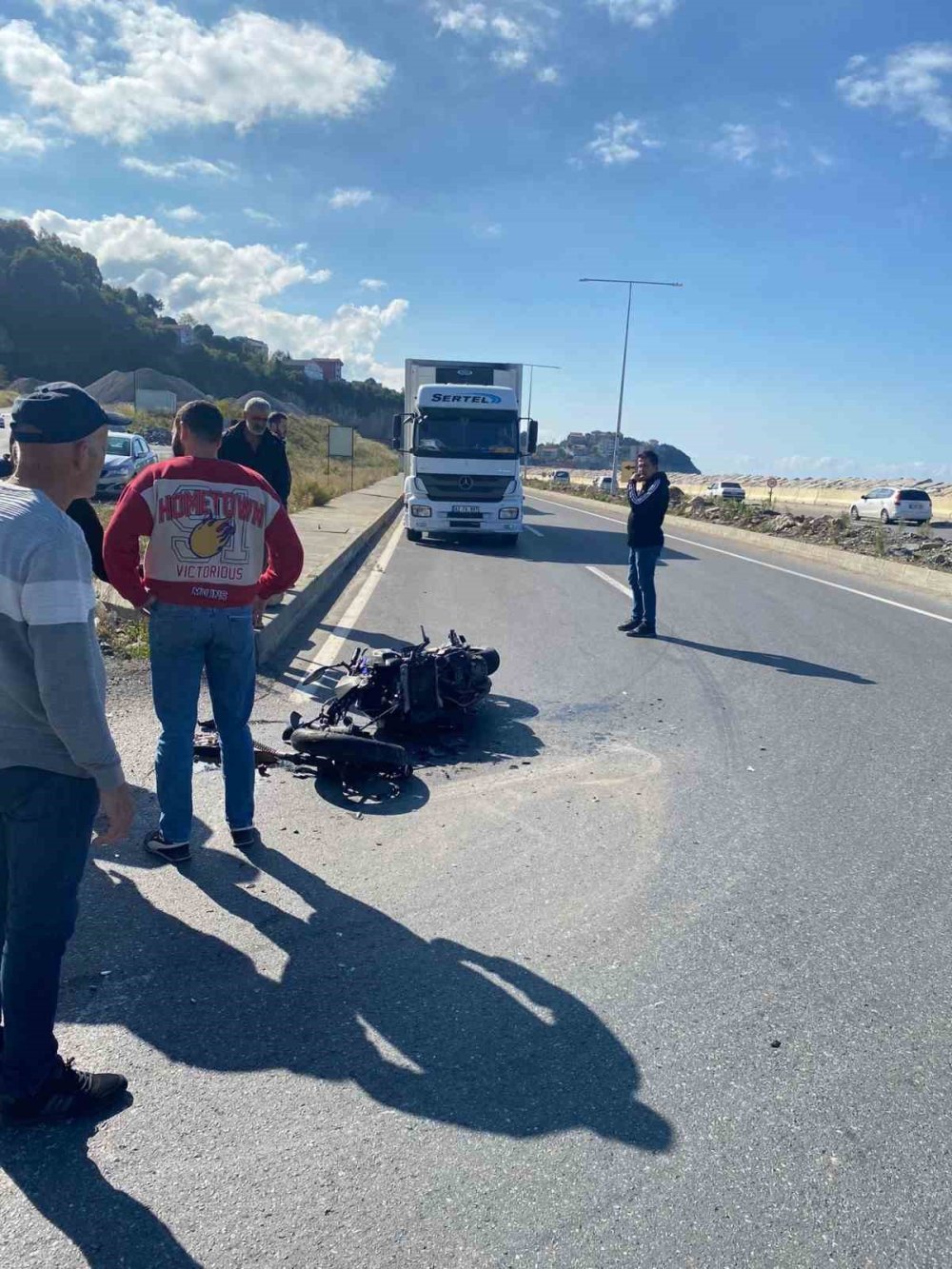 TIR ile çarpışan motosiklet hurdaya döndü