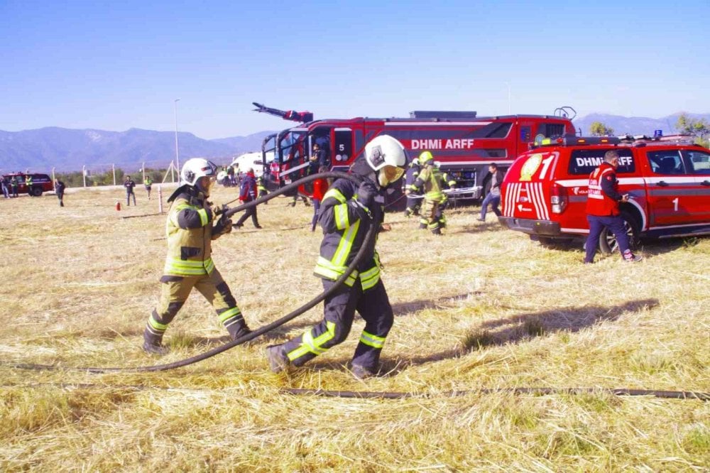 Kocaseyit Havalimanında gerçeği aratmayan yangın tatbikatı