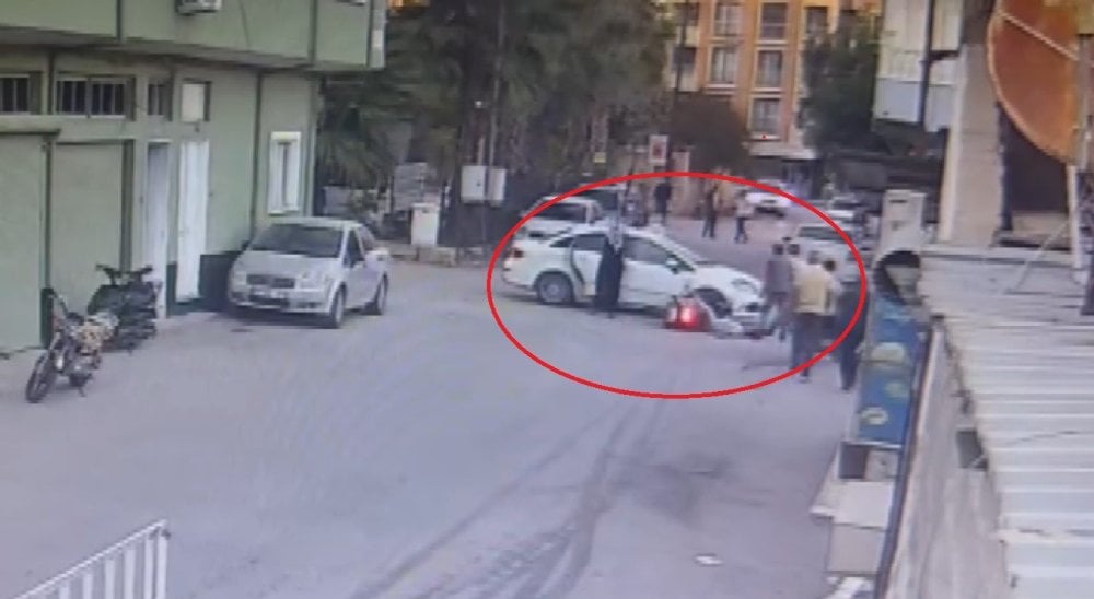 Hatay’da otomobil ile motosikletin çarpıştı! O anlar kamerada...