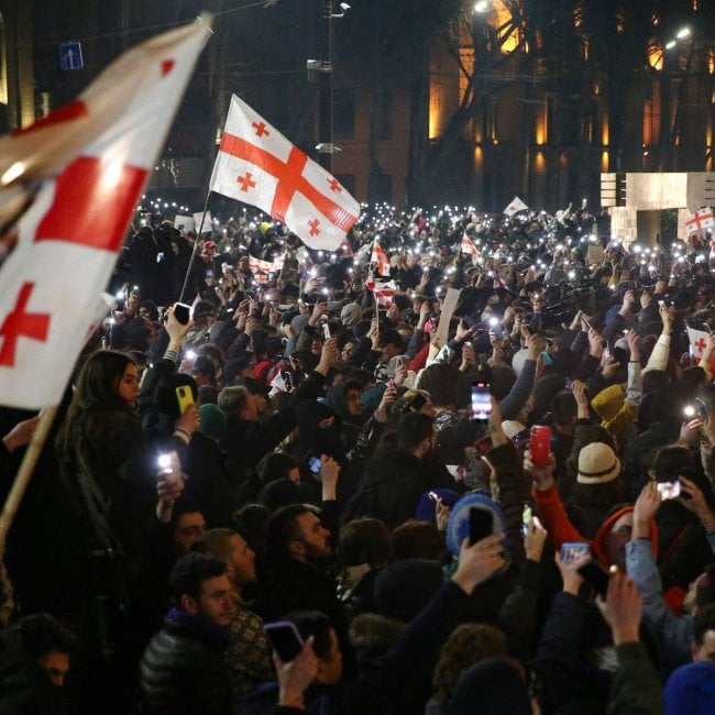 cumhurbaskani-zurabisvili-secim-sonuclarini-reddetti-gurcistanda-kaos-halk-protesto-icin-sokaklara-indi-17300541177889-1.jpg