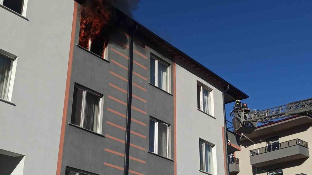 Konya’da 4 katlı apartmanda yangın paniği