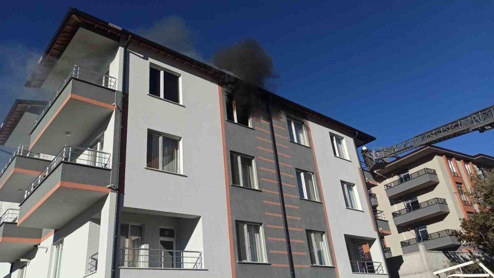 Konya’da 4 katlı apartmanda yangın paniği