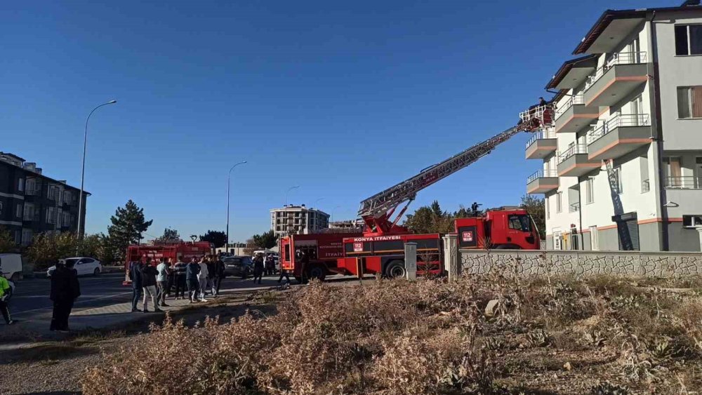 Konya’da 4 katlı apartmanda yangın paniği