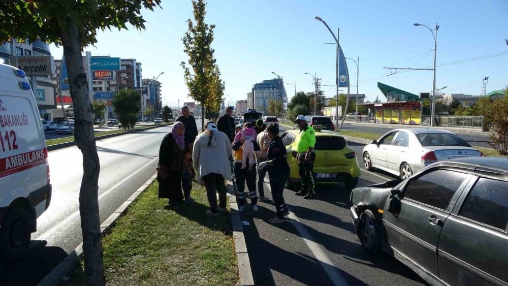 Malatya'da ticari taksi ile otomobil çarpıştı