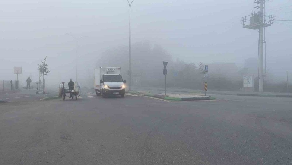 Sakarya güne sisle uyandı: Görüş mesafesi 10 metreye kadar düştü