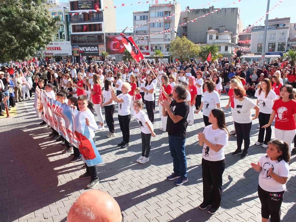 Balıkesir’de 101.yılda 101 kişi zeybek oynadı