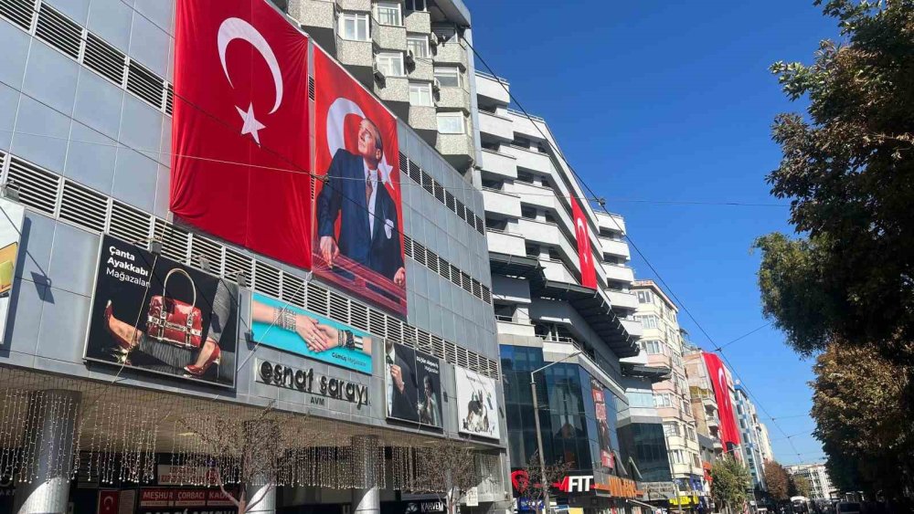 Dükkanların önleri Türk Bayrakları ile donandı