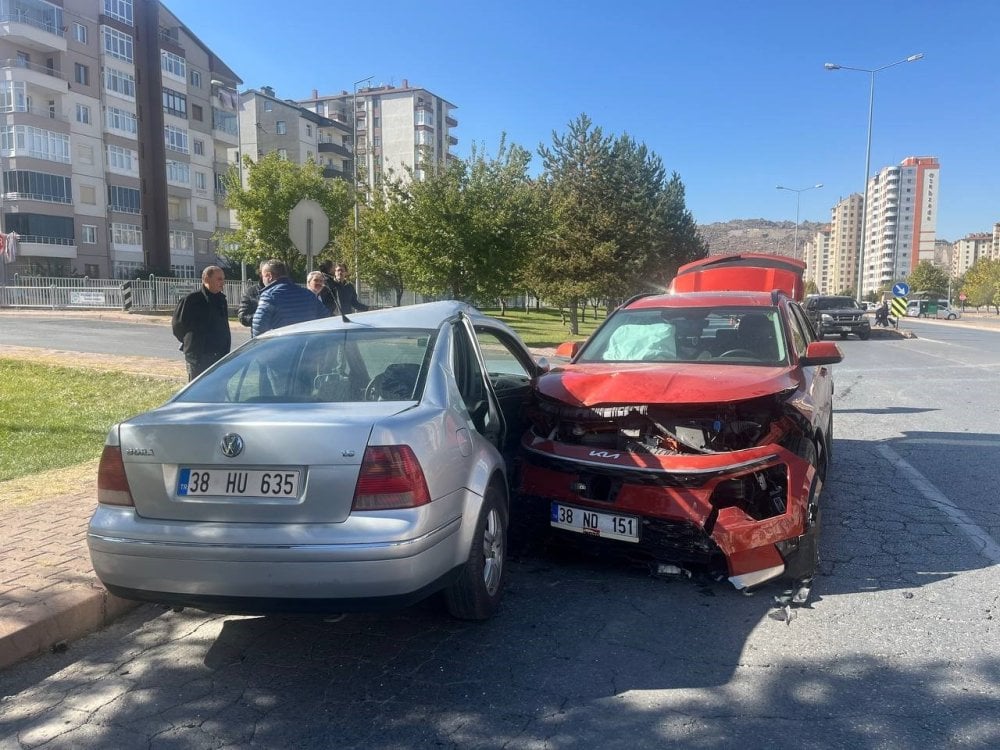 Kayseri Melikgazi'de kaza: Otomobiller kavşakta çarpıştı