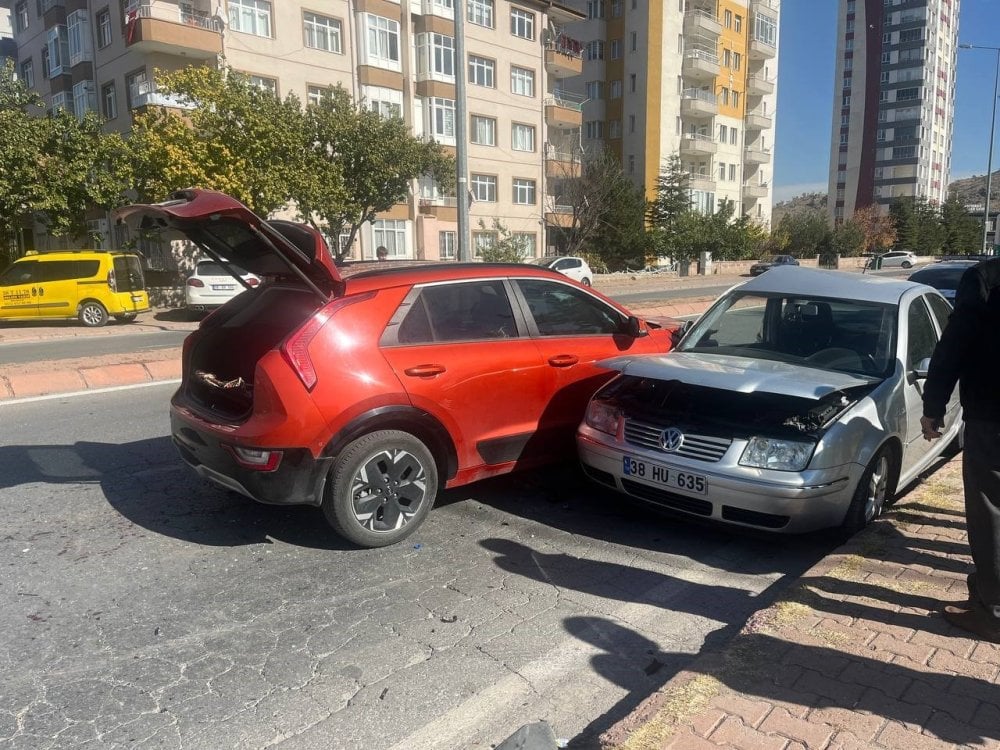 Kayseri Melikgazi'de kaza: Otomobiller kavşakta çarpıştı