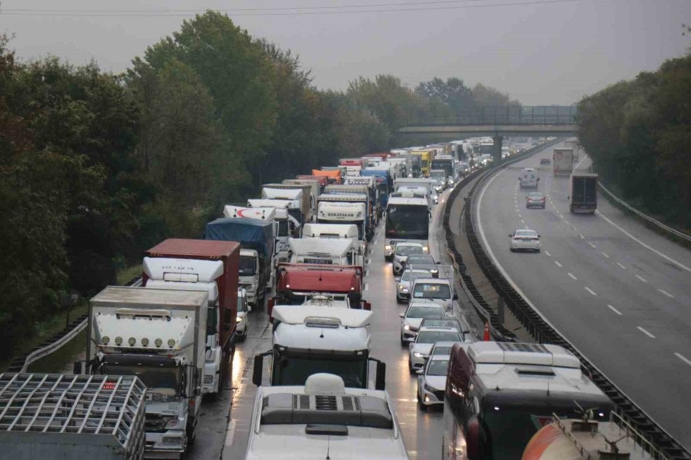 Makaslayan tıra yolcu otobüsü çarptı