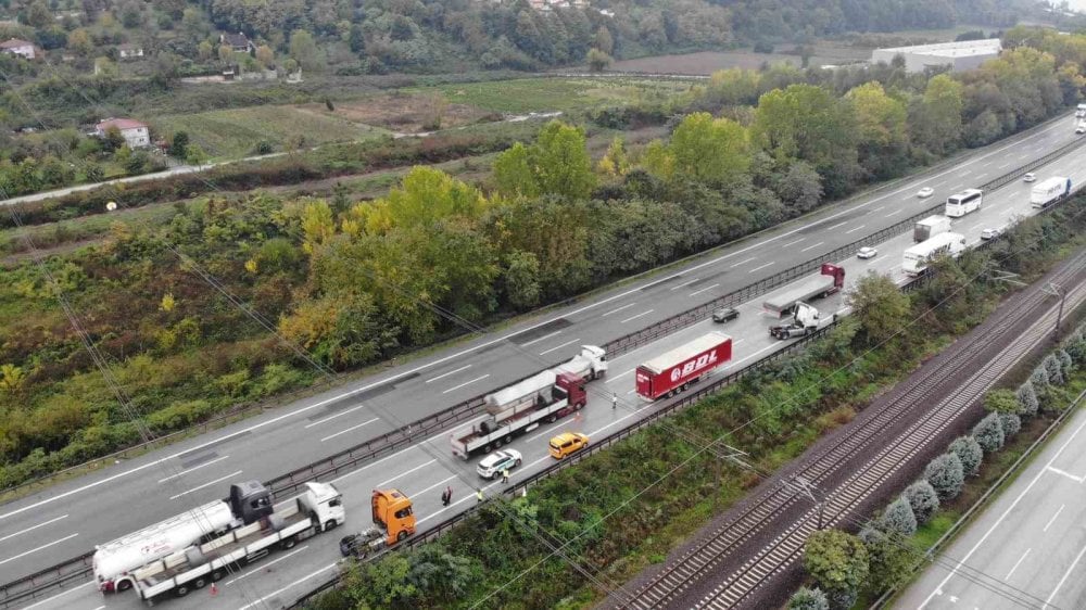 Makaslayan tıra yolcu otobüsü çarptı