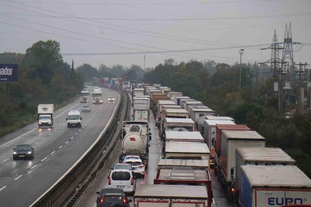 Makaslayan tıra yolcu otobüsü çarptı