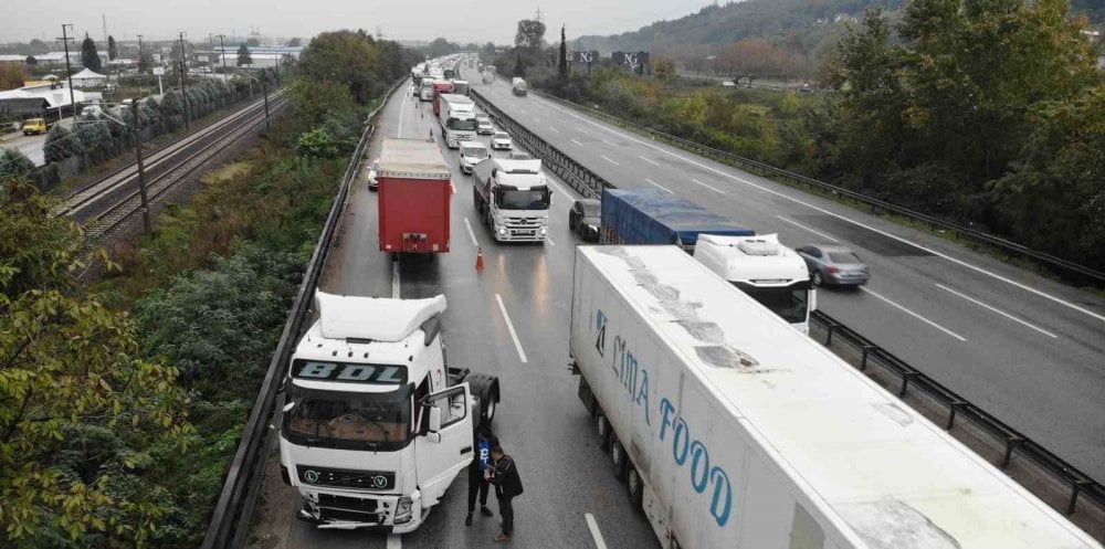 Makaslayan tıra yolcu otobüsü çarptı