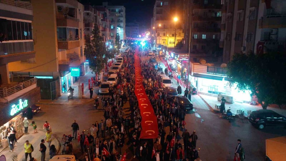 Mersin Erdemli’de binlerce kişi meşaleli bayrak yürüyüşüne katıldı