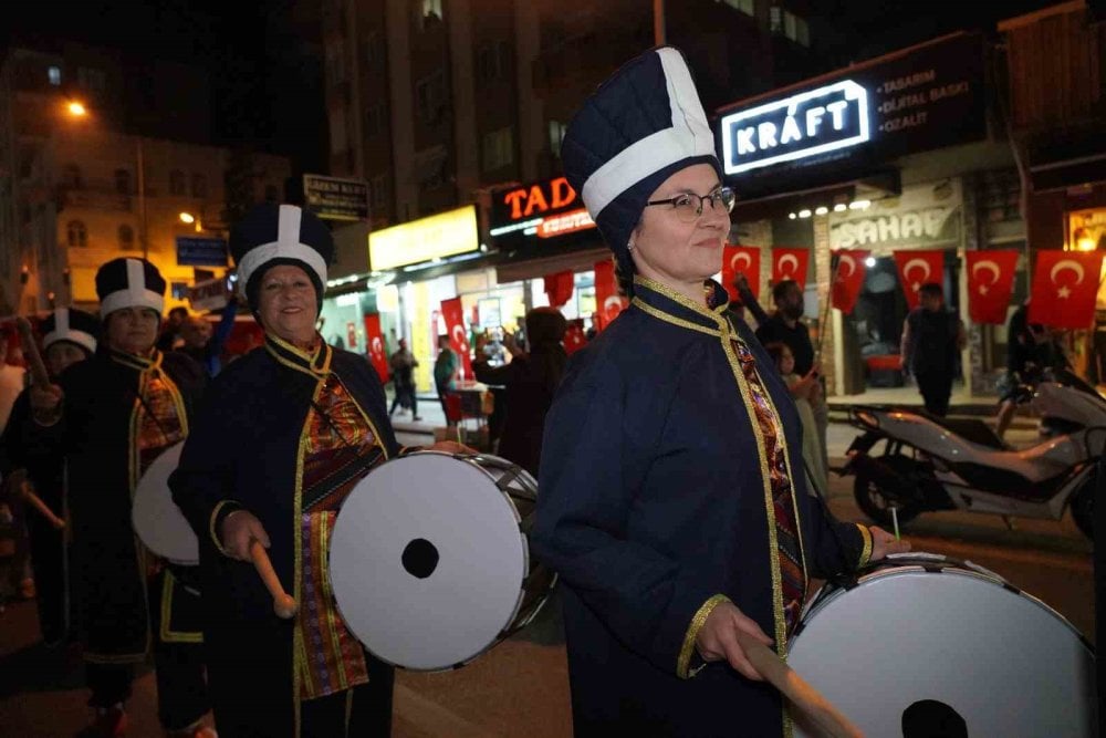 Mersin Erdemli’de binlerce kişi meşaleli bayrak yürüyüşüne katıldı