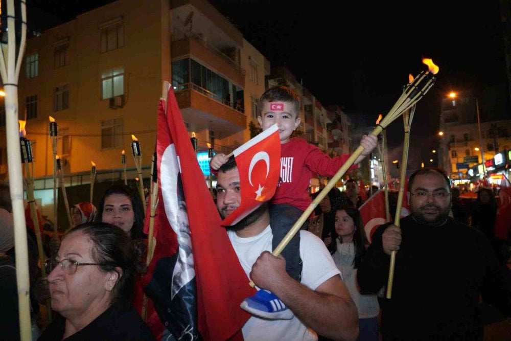 Mersin Erdemli’de binlerce kişi meşaleli bayrak yürüyüşüne katıldı