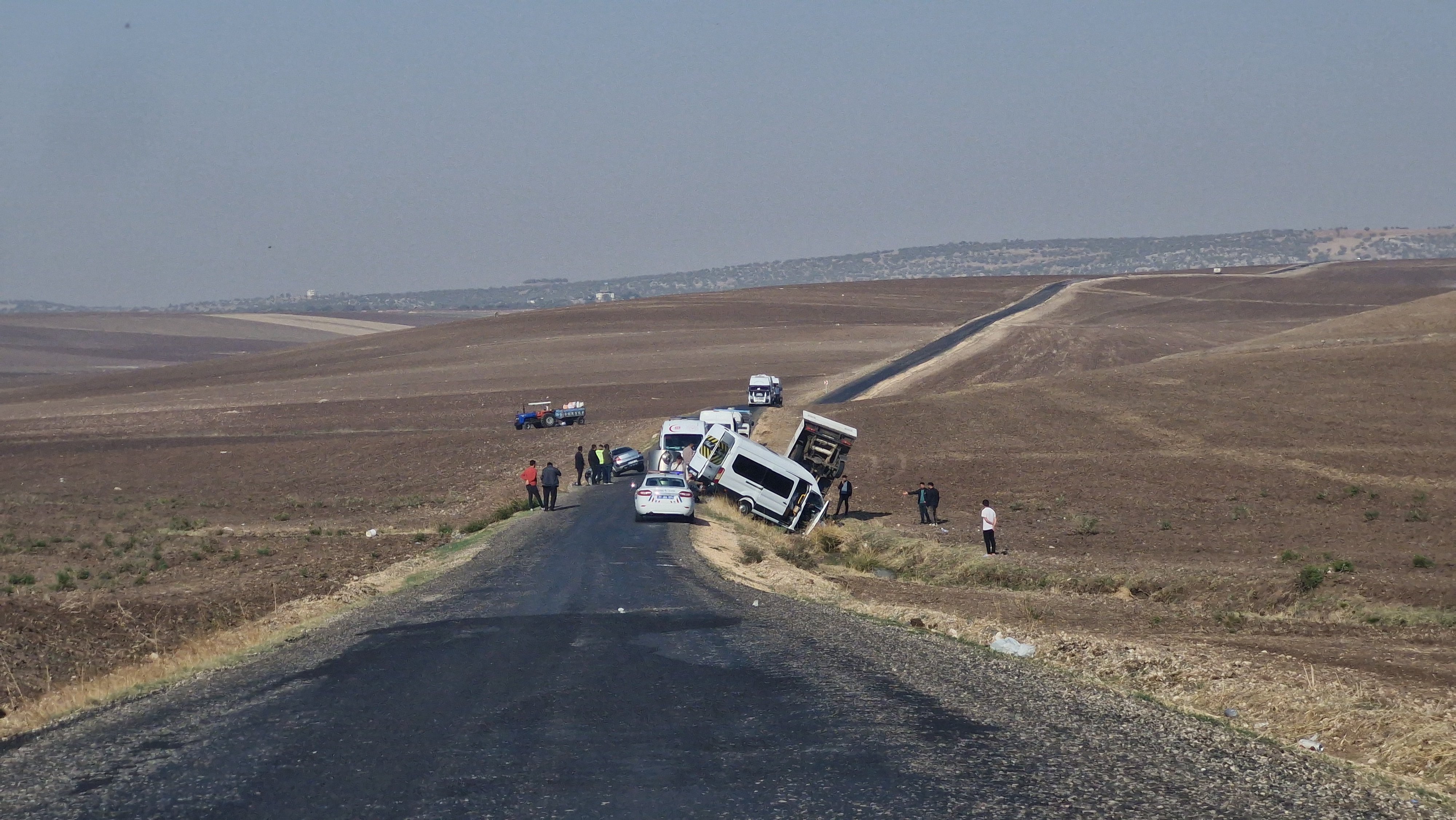 diyarbakirda-servis-otomobil-ve-kamyonet-birbirine-girdi-15i-ogretmen-17-yarali-yenicag-13-001.jpg