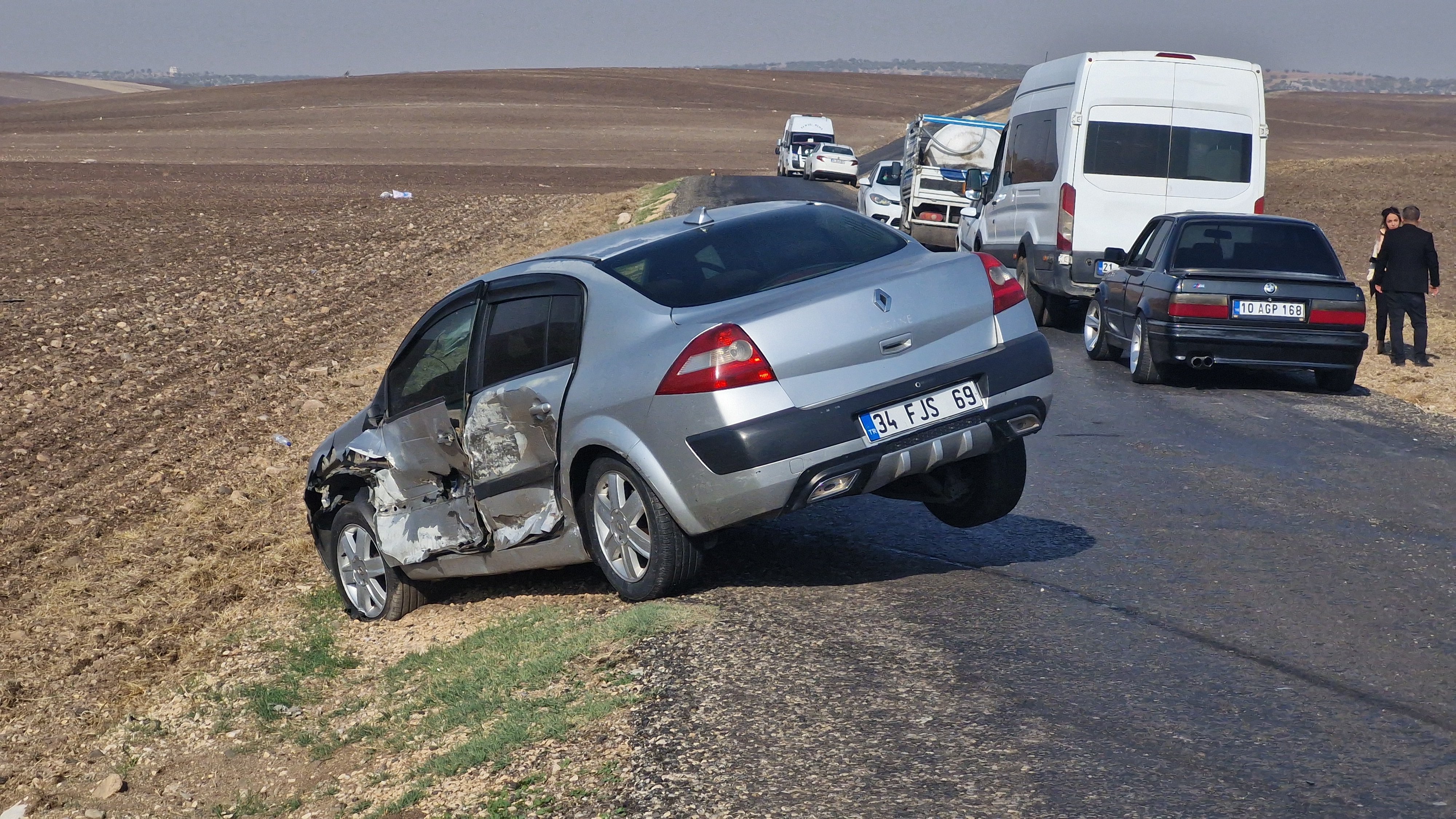 diyarbakirda-servis-otomobil-ve-kamyonet-birbirine-girdi-15i-ogretmen-17-yarali-yenicag-16-001.jpg