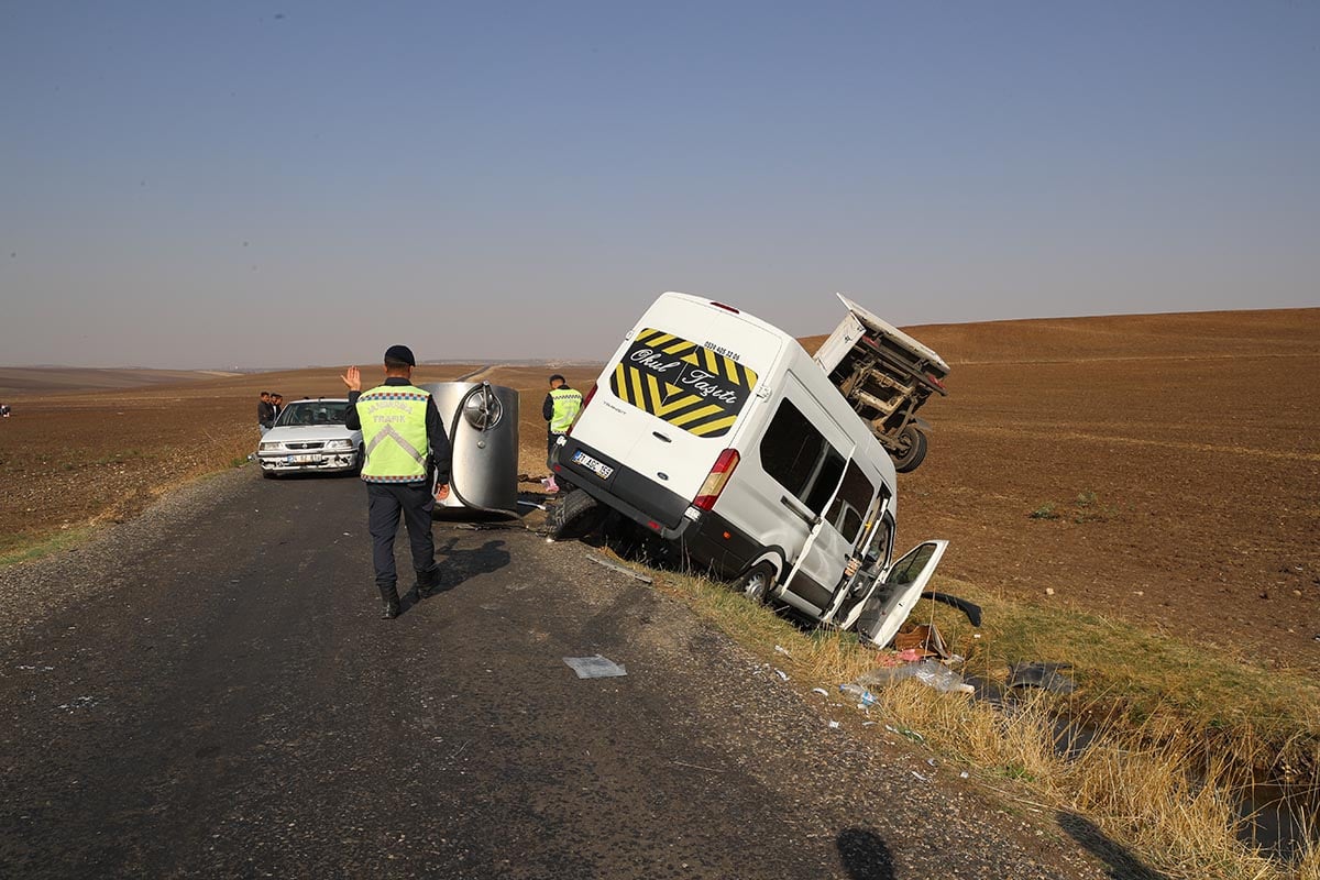 diyarbakirda-servis-otomobil-ve-kamyonet-birbirine-girdi-15i-ogretmen-17-yarali-yenicag-17.jpg