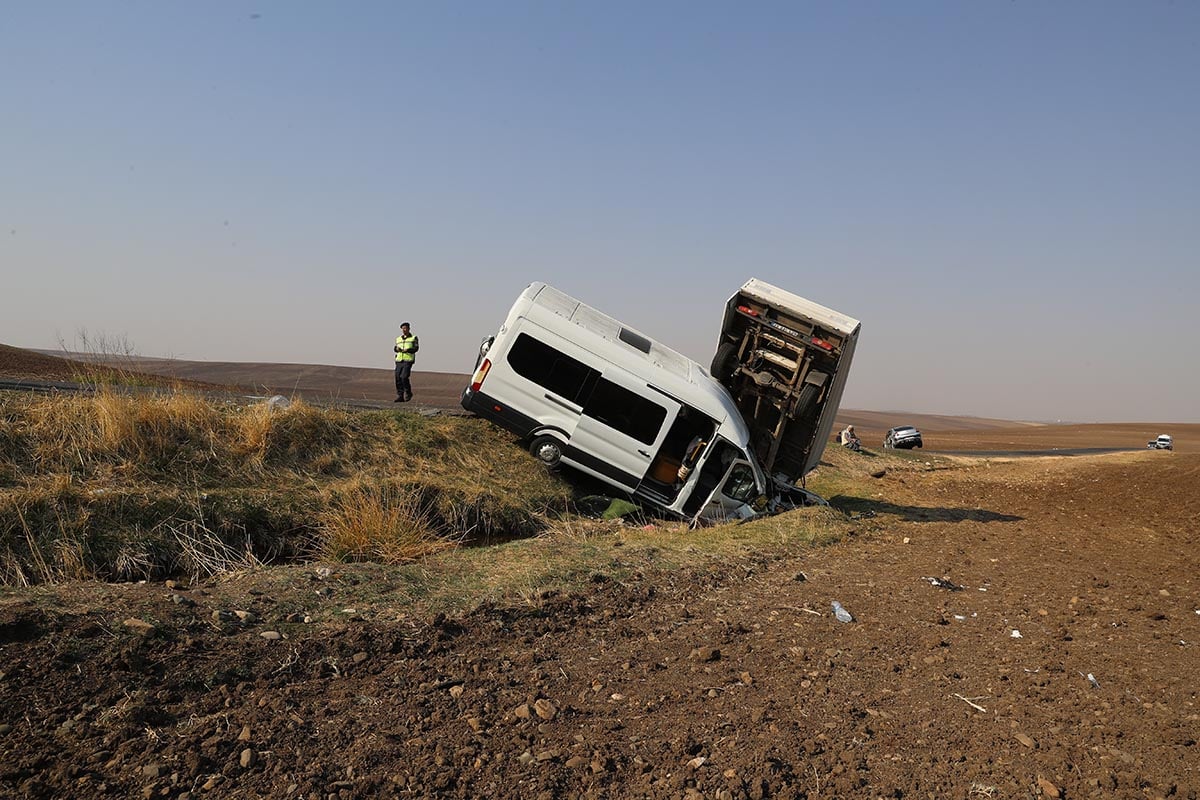 diyarbakirda-servis-otomobil-ve-kamyonet-birbirine-girdi-15i-ogretmen-17-yarali-yenicag-20.jpg