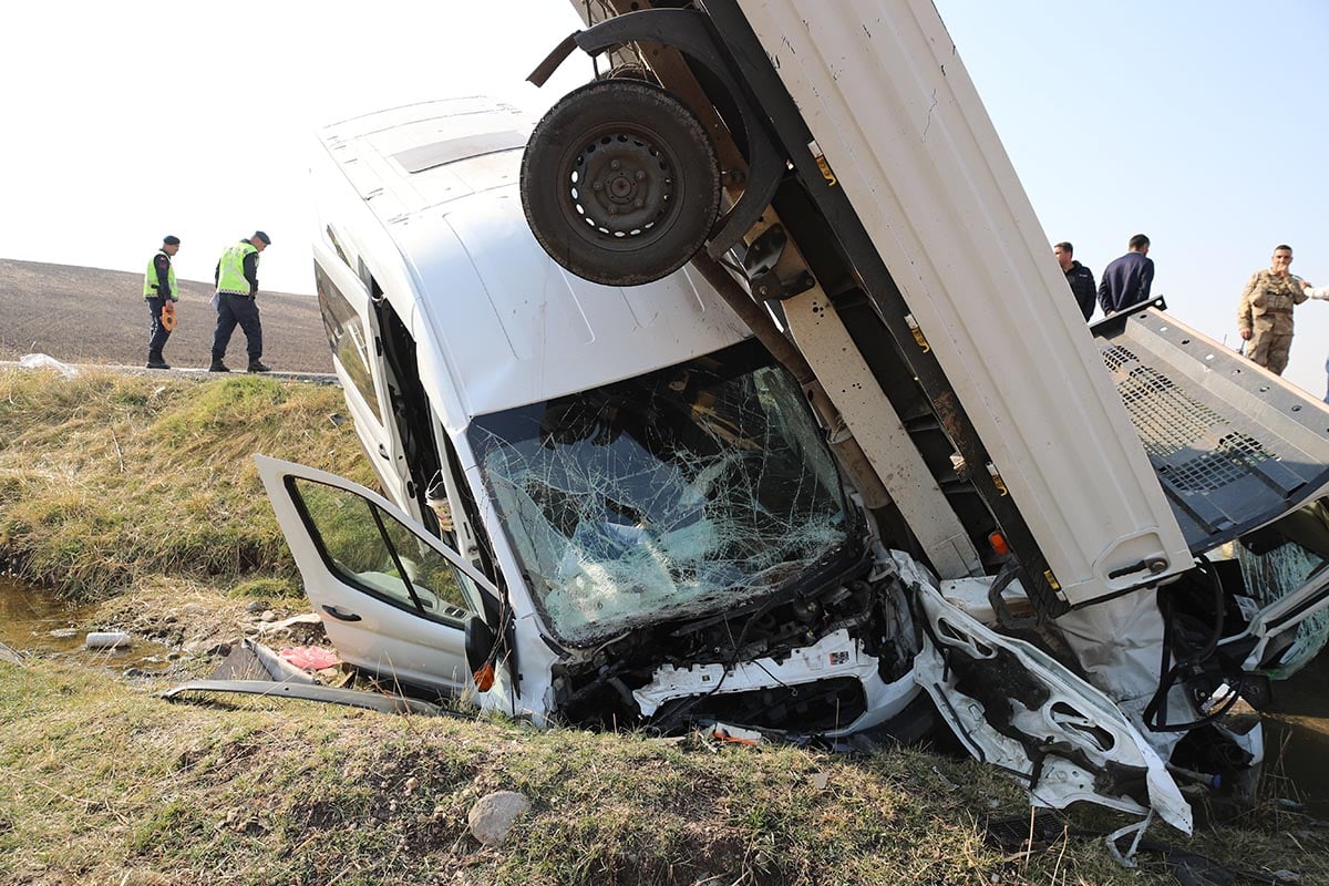 diyarbakirda-servis-otomobil-ve-kamyonet-birbirine-girdi-15i-ogretmen-17-yarali-yenicag-21.jpg