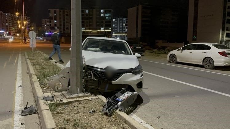 Elazığ’da otomobil aydınlatma direğine çarptı! 1 yaralı