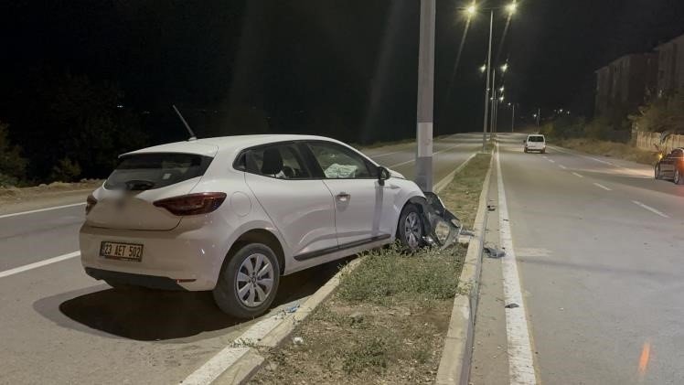 Elazığ’da otomobil aydınlatma direğine çarptı! 1 yaralı