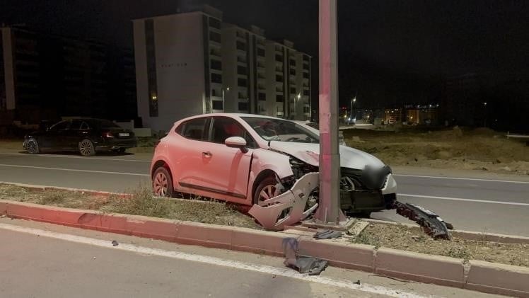 Elazığ’da otomobil aydınlatma direğine çarptı! 1 yaralı