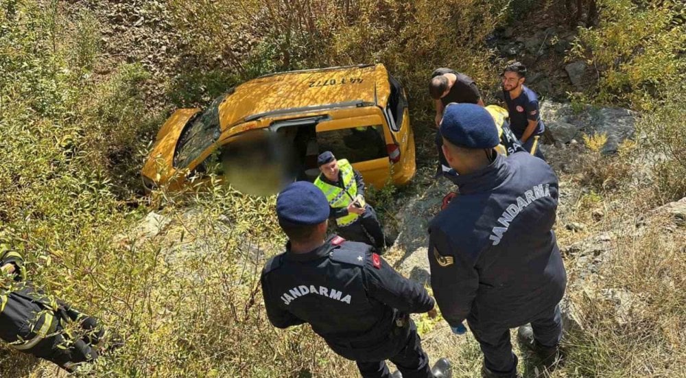 Hafif ticari araç şarampole yuvarlandı: 2 kişi hayatını kaybetti