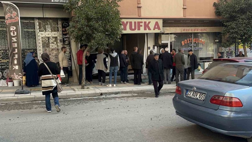 Elazığ’da inanılmaz kaza: Araç yufka dükkânına girdi