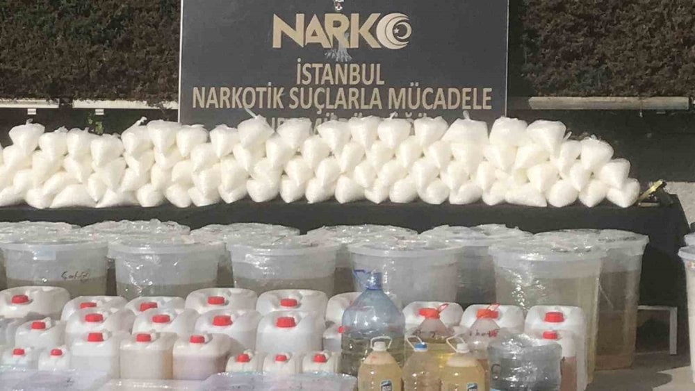 İstanbul’da tonlarca uyuşturucu ele geçirildi. Emniyetin bahçesinde sergilendi