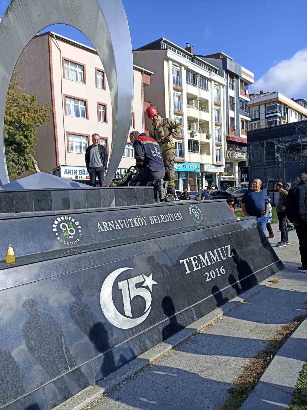 Parasını almak için anıtta mahsur kaldı: Ekipler kurtarmak için seferber oldu