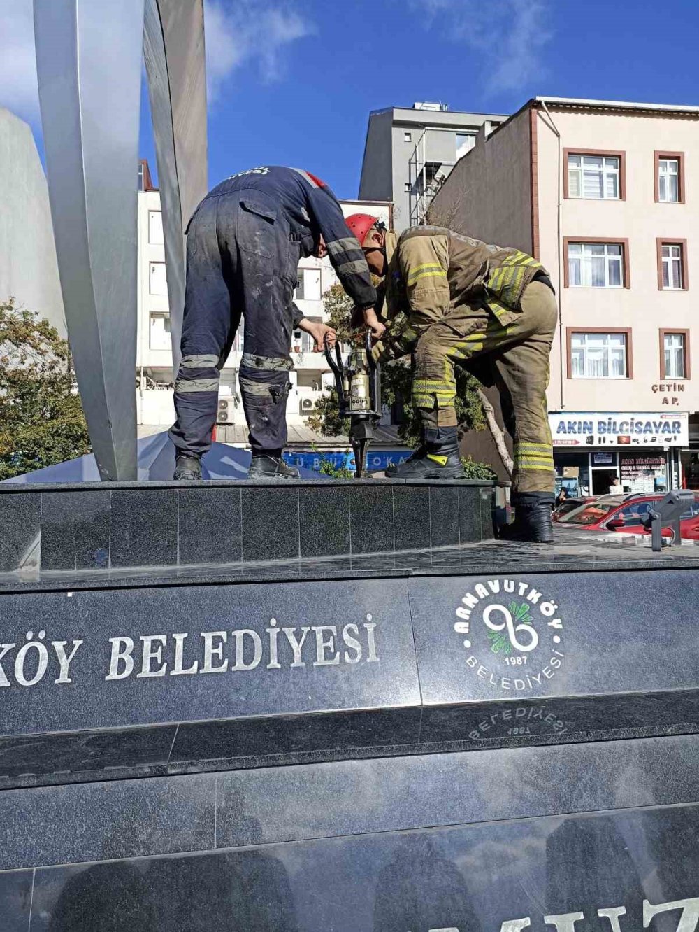 Parasını almak için anıtta mahsur kaldı: Ekipler kurtarmak için seferber oldu