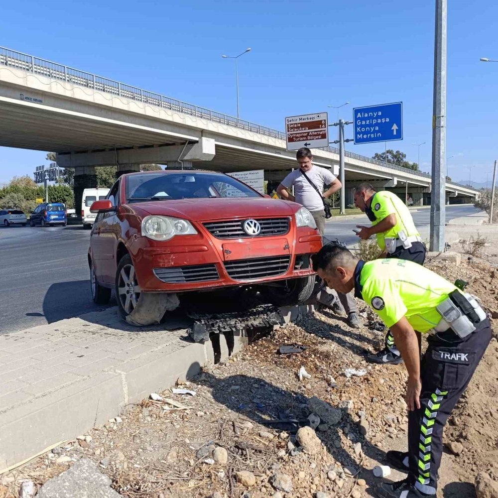 Virajı dönemedi! Otomobiliyle kaldırıma çıktı