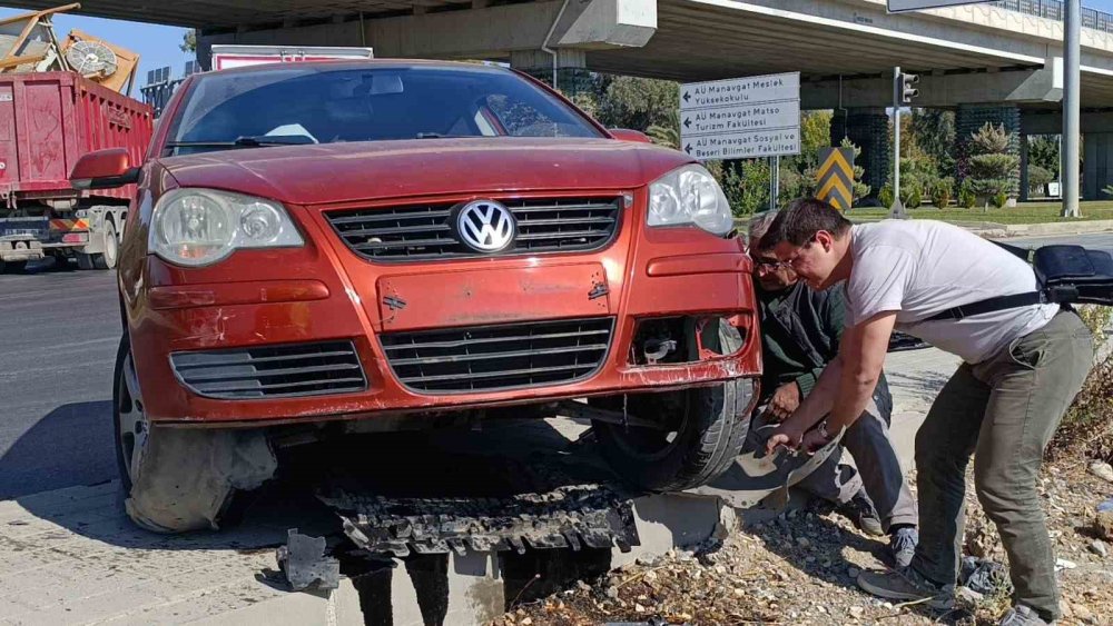 Virajı dönemedi! Otomobiliyle kaldırıma çıktı