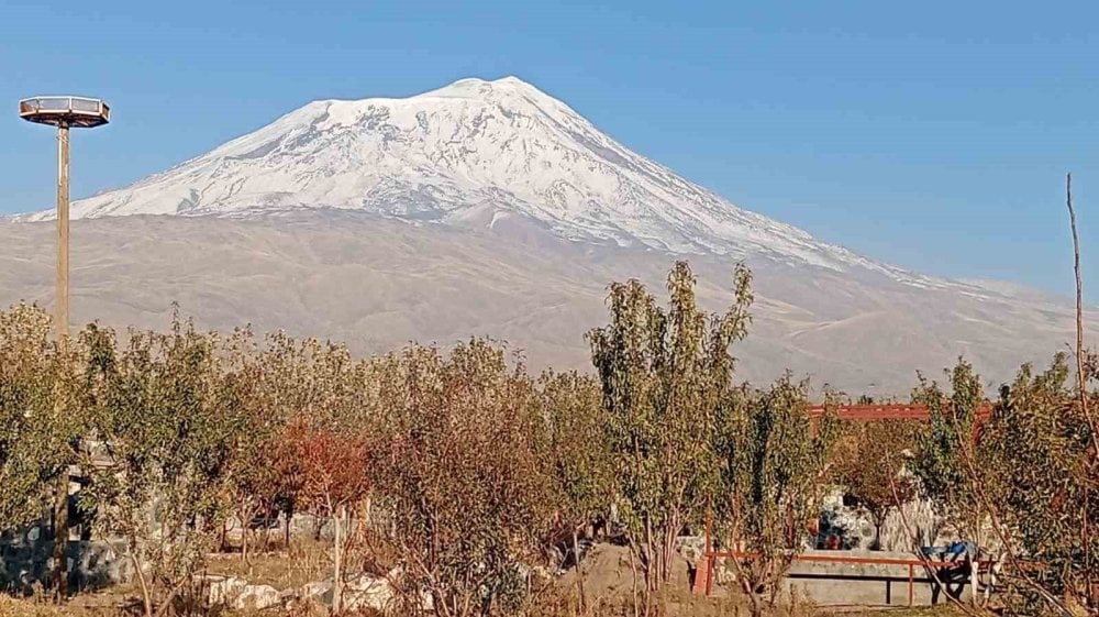 Beyaz gelinliğini giyen Ağrı Dağı büyüleyici manzarasıyla kendine hayran bırakıyor