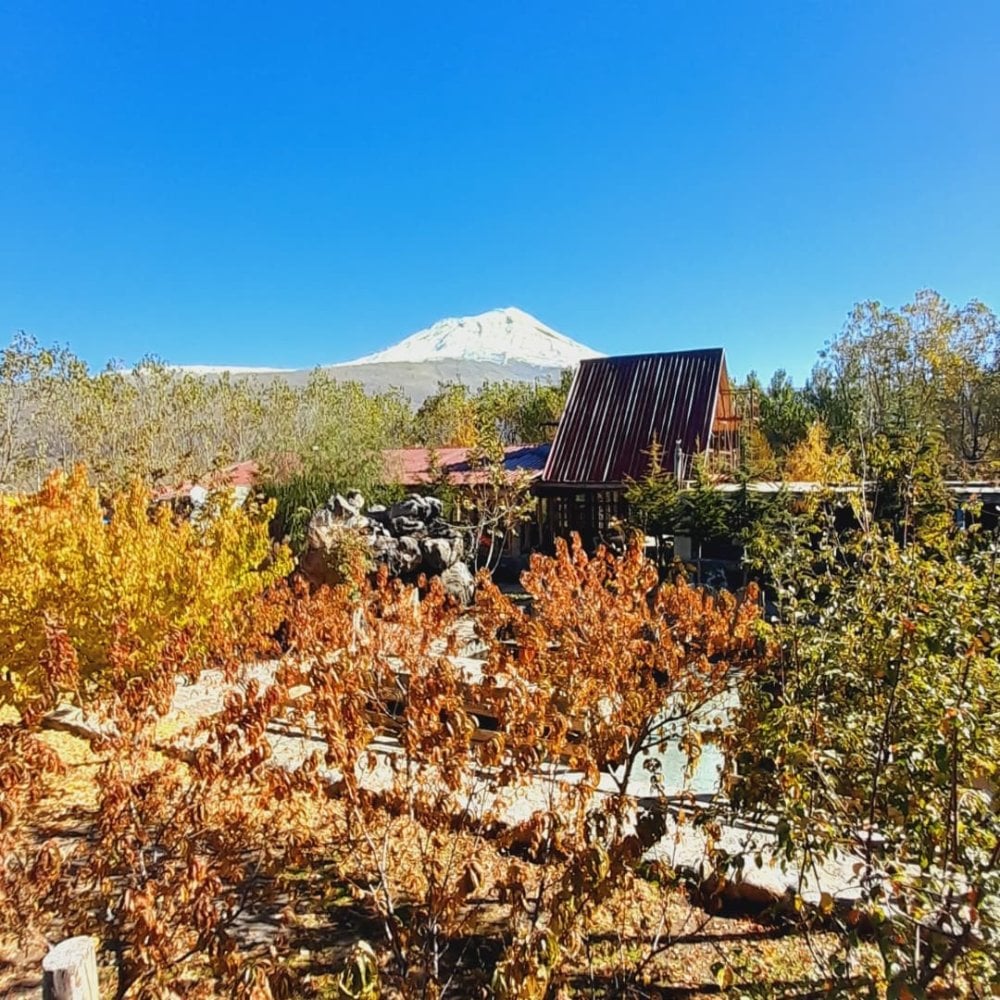 Beyaz gelinliğini giyen Ağrı Dağı büyüleyici manzarasıyla kendine hayran bırakıyor