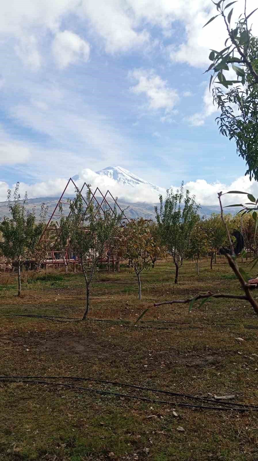 Beyaz gelinliğini giyen Ağrı Dağı büyüleyici manzarasıyla kendine hayran bırakıyor