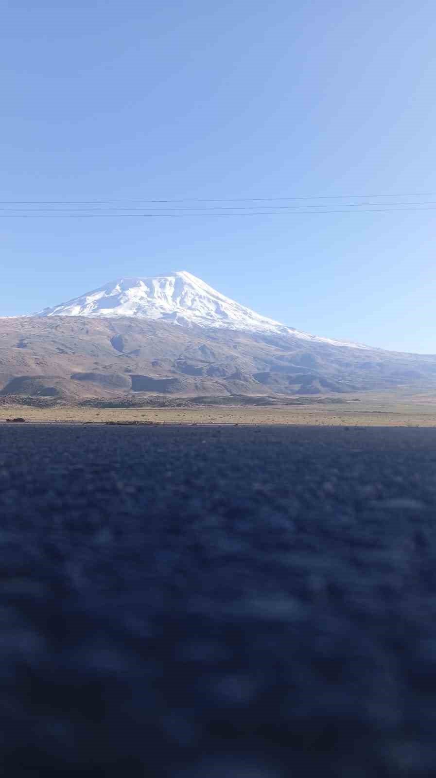 Beyaz gelinliğini giyen Ağrı Dağı büyüleyici manzarasıyla kendine hayran bırakıyor