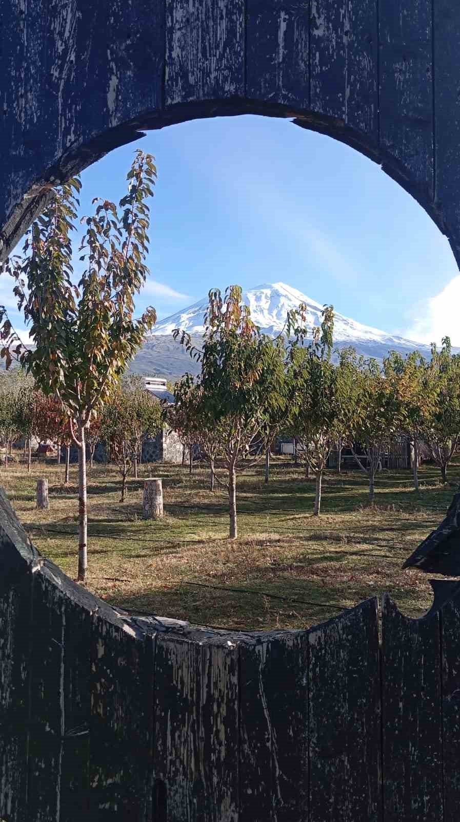 Beyaz gelinliğini giyen Ağrı Dağı büyüleyici manzarasıyla kendine hayran bırakıyor