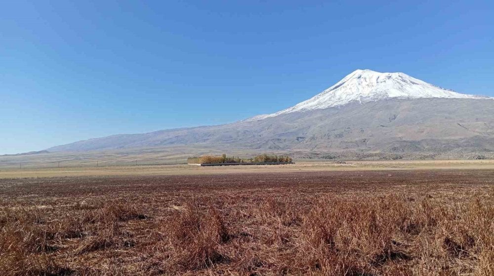 Beyaz gelinliğini giyen Ağrı Dağı büyüleyici manzarasıyla kendine hayran bırakıyor